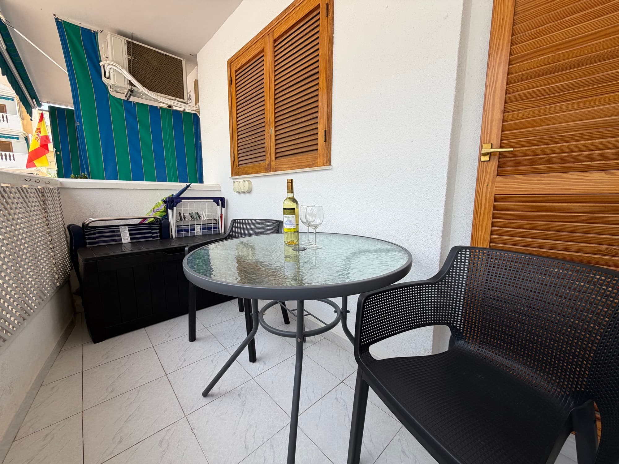 Balkon se stolkem a židlemi