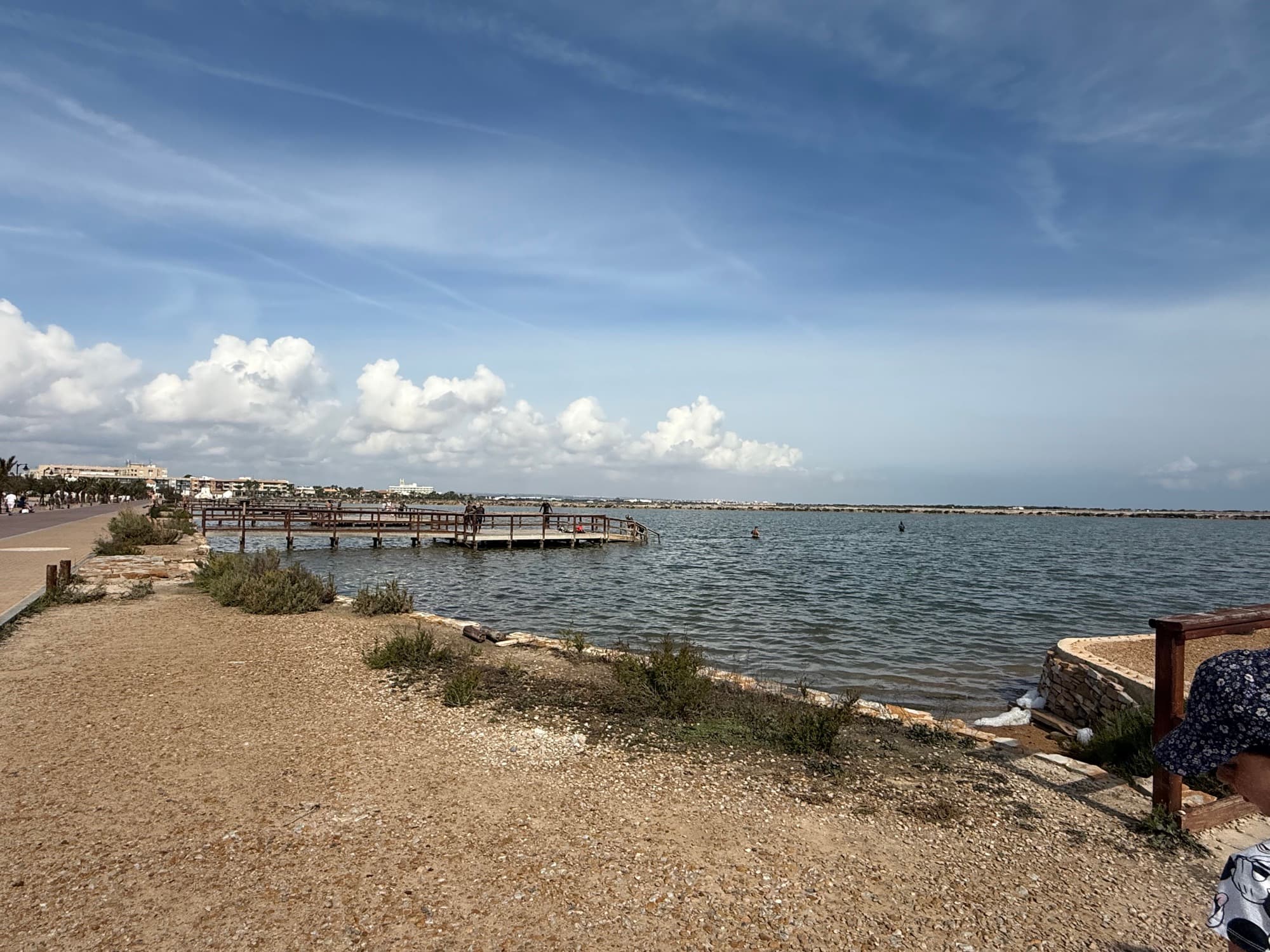 Břeh laguny Mar Menor s molem bahenních lázní v Lo Pagán