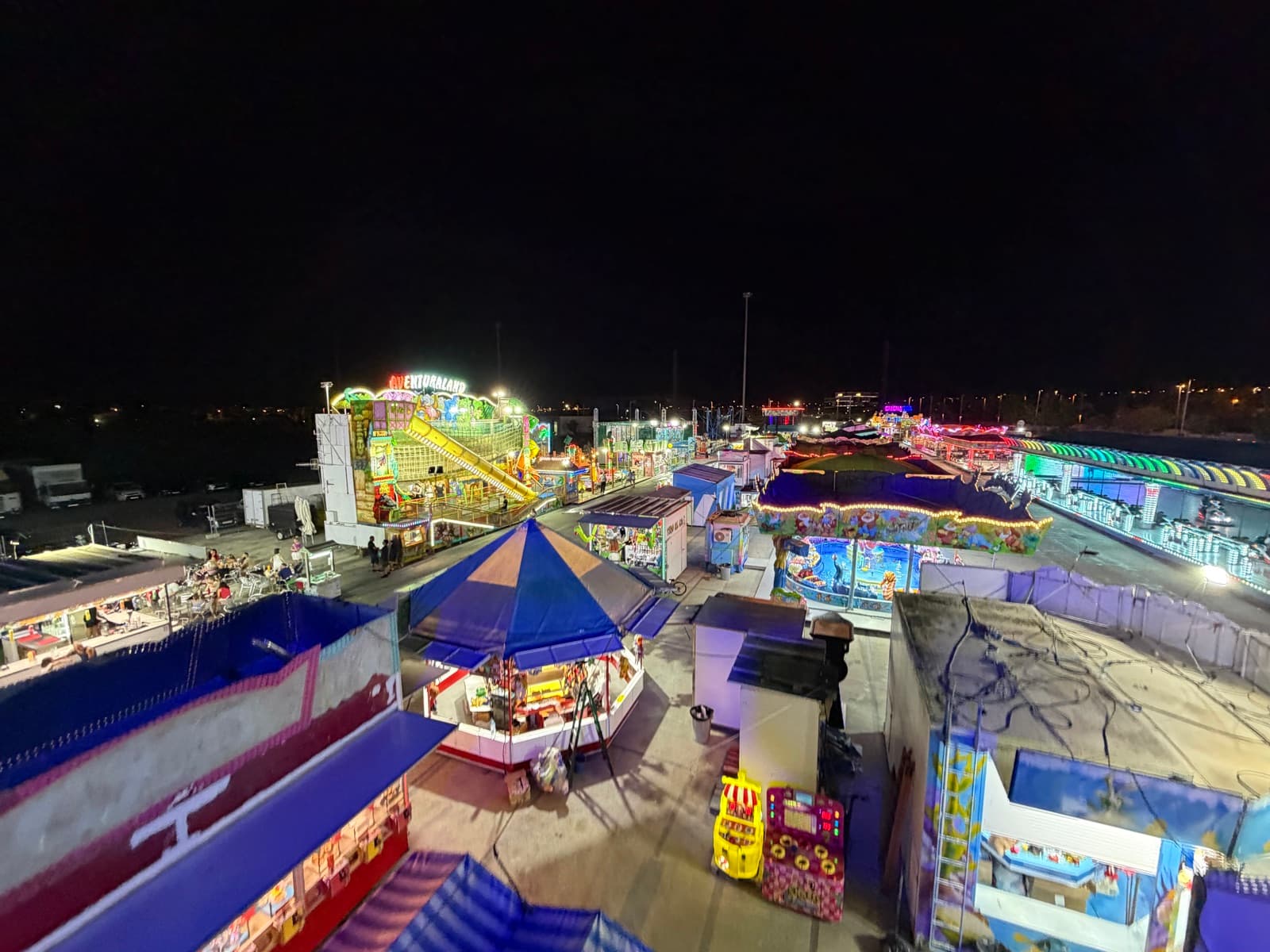 Pohled na pouťové atrakce a stánky Feria de Torrevieja